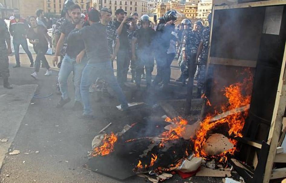 هاجمت مجموعات عنيفة متظاهرين معارضين للحكومة وأحرقت خيمهم في وسط بيروت، لبنان في 29 أكتوبر/تشرين الأول 2019. 