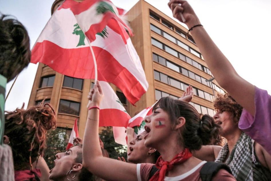 لطالما كانت نساء لبنان في مقدمة الحركات الاحتجاجية في البلاد. في الصورة، نساء يردِّدنَ هتافات ويلوِّحنَ بالعلم اللبناني خلال مظاهرة في وسط بيروت، في 19 أكتوبر/تشرين الأول 2019.