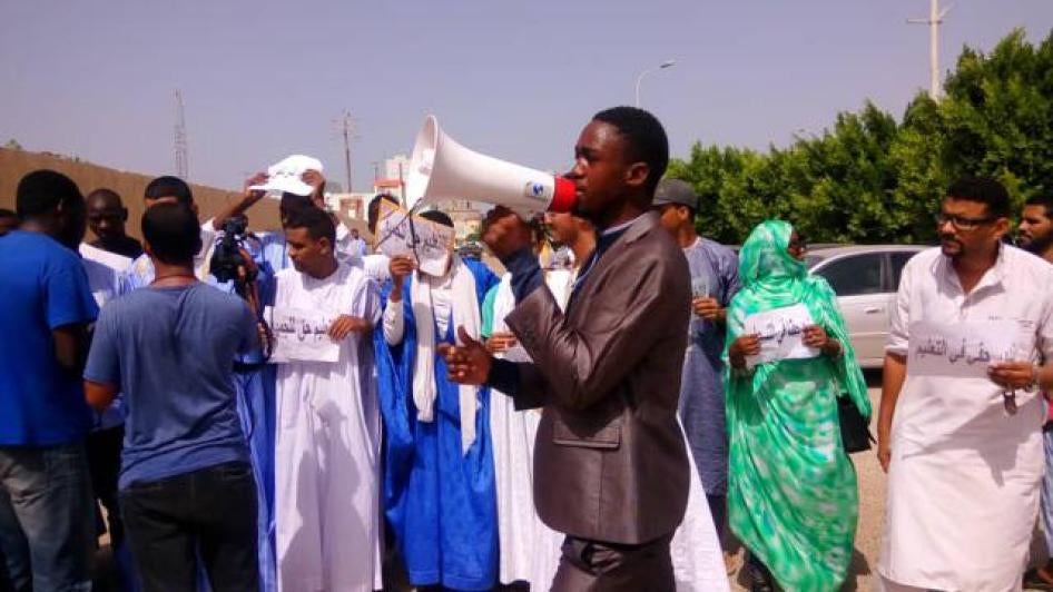 Manifestation de bacheliers mauritaniens à Nouackchott, en octobre 2019, contre une mesure gouvernementale qui fixerait à 24 ans l’âge maximum pour s’inscrire à une université publique. Certains d’entre eux tiennent des pancartes où est inscrite la phrase