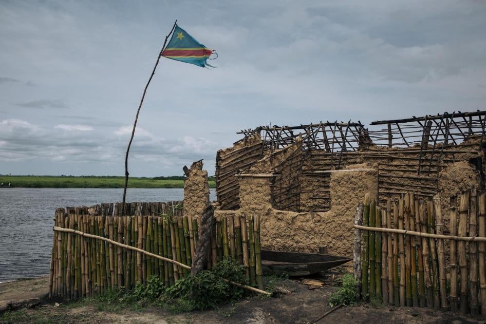 Une maison incendiée dans le village de Bongende, dans le territoire de Yumbi, sur les rives du fleuve Congo, en République démocratique du Congo, le 27 janvier 2019.