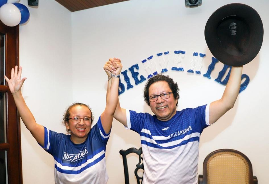 Los periodistas Lucia Pineda y Miguel Mora celebran su liberación en Managua el 11 de junio de 2019, después de pasar casi seis meses en la cárcel.