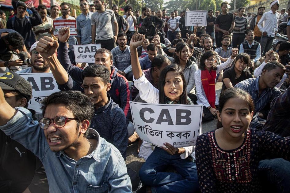 भारत के गुवाहाटी में नागरिकता संशोधन विधेयक के ख़िलाफ़ विरोध-प्रदर्शन, 10 दिसंबर, 2019. © 2019 एपी फोटो/अनुपम नाथ