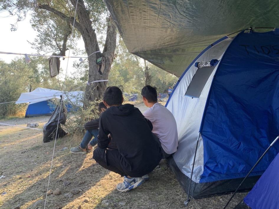 Yunus Y., 14, from Afghanistan was living in the Olive Grove: “I asked for a tent, they didn’t give me one. I asked for at least a sleeping bag, they didn’t give me one either. They told me to find people who could accept me in their tent. I found two [un