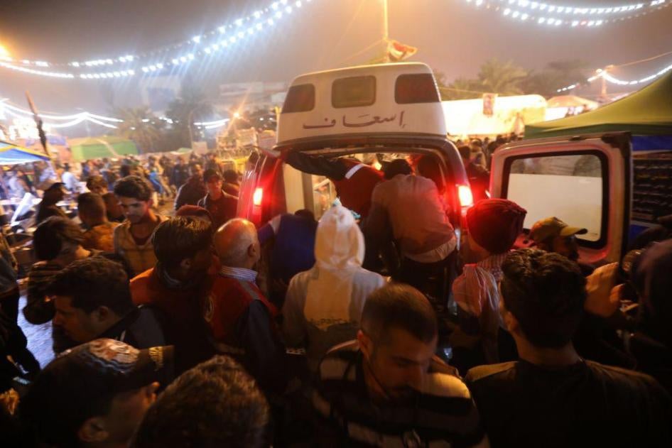 إسعاف تصل إلى ساحة التحرير في بغداد بعد هجمات على متظاهرين في ساحة الخلاني في وقت متأخر من 6 ديسمبر/كانون الأول 2019. 