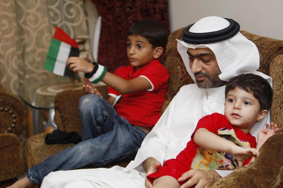 أحمد منصور يلعب مع أطفاله أثناء تحدثه إلى رويترز في دبي في 30 نوفمبر/ تشرين الثاني 2011. 
