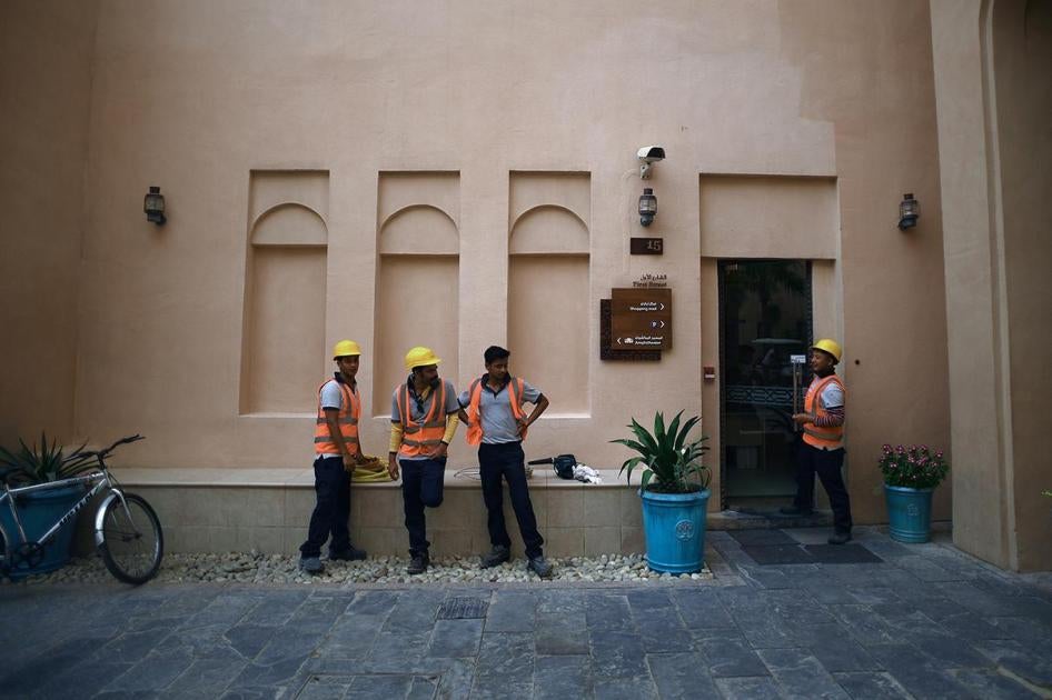 عمال في حي كتارا الثقافي في الدوحة، قطر. 
