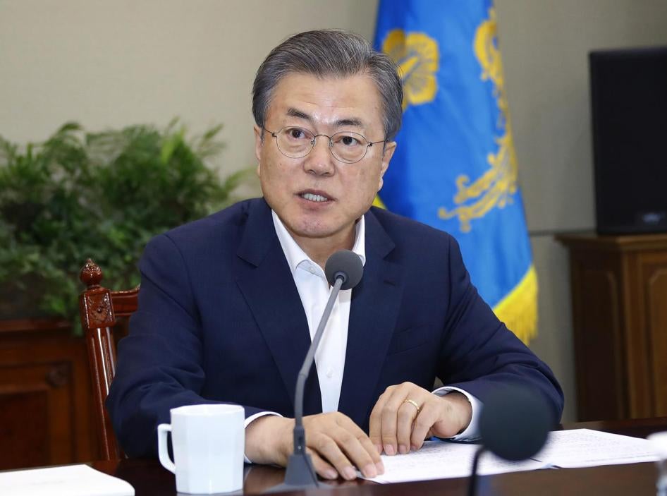 South Korean President Moon Jae-in speaks about nuclear negotiations with North Korean leader Kim Jong Un during a meeting with his aides at the presidential Blue House in Seoul, April 15, 2019. 