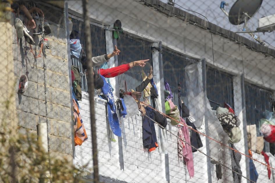 Заключенные тюрьмы Ла-Модело в Боготе, Колумбия, 22 марта 2020 г. В ходе вспыхнувших в этой тюрьме протестов против антисанитарии, отсутствия воды, скученности и недостаточных мер коронавирусной профилактики 23 заключенных были убиты и 83 ранены.