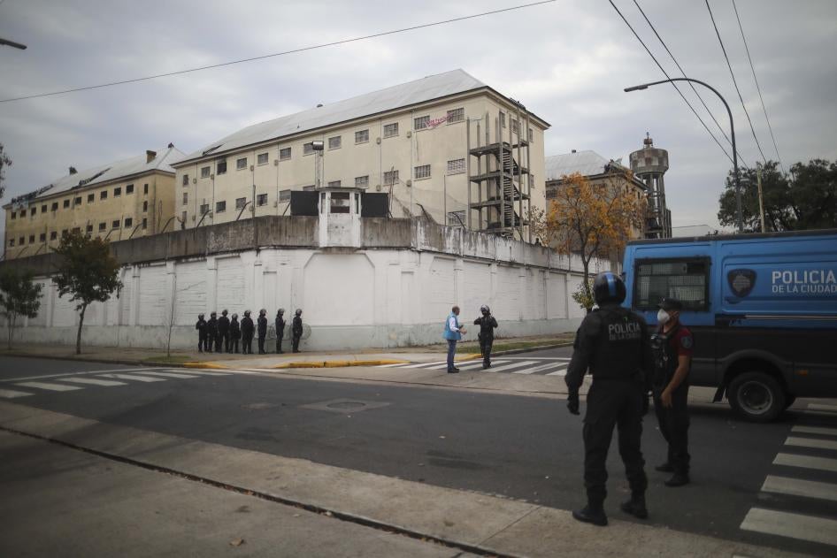 Policías frente a la prisión de Villa Devoto, donde reclusos se amotinaron para protestar por la falta de medidas suficientes adoptadas por las autoridades para prevenir la propagación del coronavirus dentro de la prisión en Buenos Aires, Argentina, el 24
