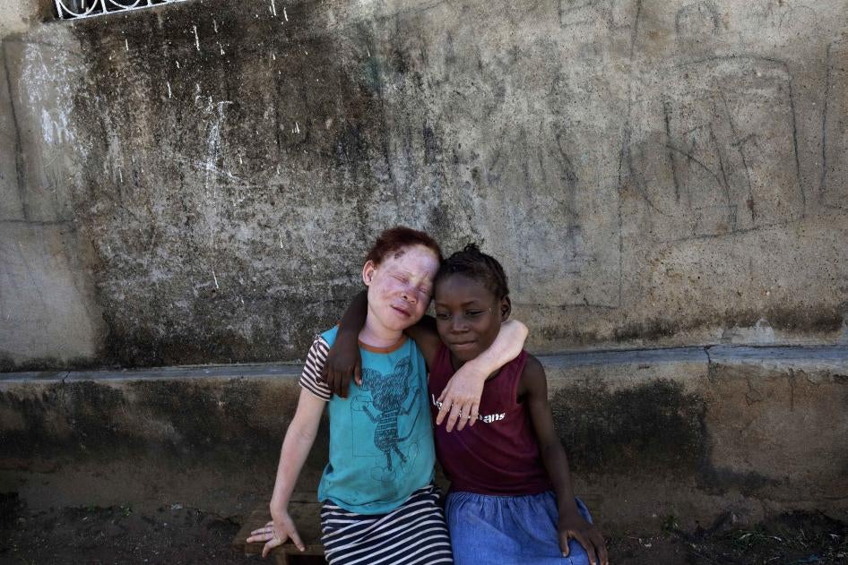 Josina (esquerda) com sua sobrinha Luisa, ambas com oito anos na época. "Ela é minha melhor amiga", disse Josina. "Ela está sempre perguntando se eu estou bem, ela me ajuda a ler depois da escola e cuida de mim”.