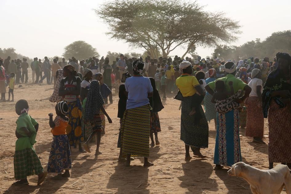 Des personnes déplacées attendent de l’aide humanitaire dans un village situé près de Dablo, dans la région du Centre-Nord au Burkina Faso, le 1er mars 2019.