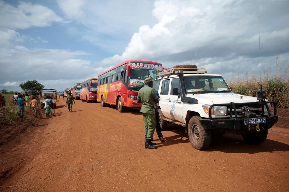 Des bus transportant des réfugiés burundais arrivent au site de transit de Nyabitare dans la province de Ruyigi, au Burundi, le 3 octobre 2019, dans le cadre d’un programme de rapatriement de Burundais de Tanzanie.