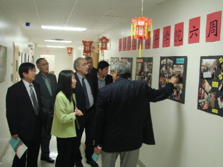 美国大华府汉语教师协会共同主办的“国际汉语教育论坛”与会者参观马里兰大学孔子学院，2011年10月1日。