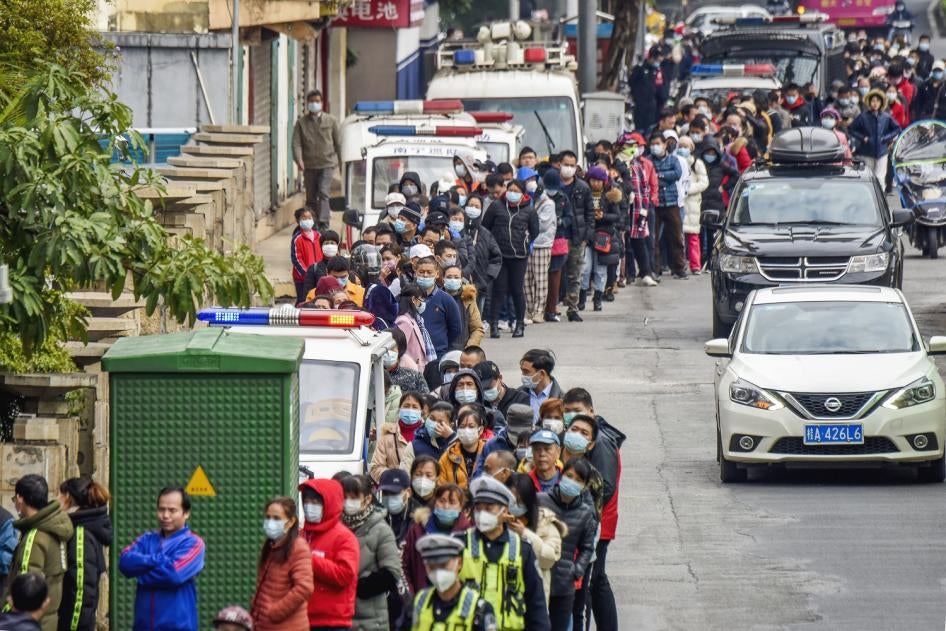 Une foule de personnes à Nanning, dans le sud de la Chine, fait la queue pour acheter des masques afin de protéger contre le virus du coronavirus le 29 janvier 2020.