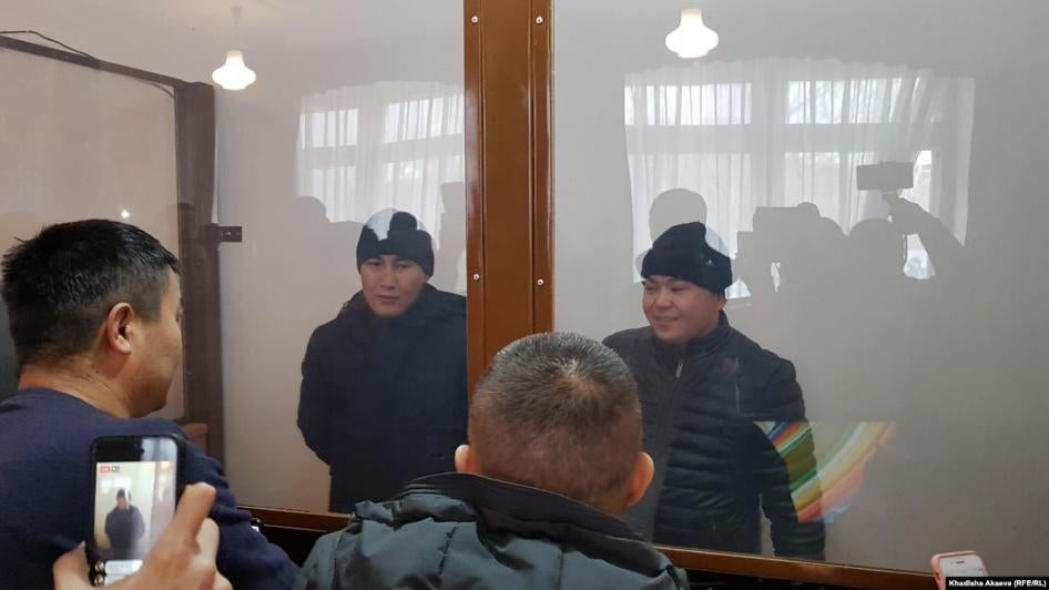 Кастера Мусаханулы (слева) и Мурагера Алимулы (справа), двух этнических казахов из Синьцзяна, которым в случае принудительного возвращения в Китай угрожает риск пыток, после обращения за убежищем судят в Казахстане за незаконное пересечение границы.