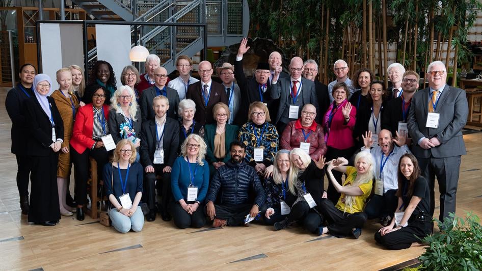 Photo de groupe des participants à une réunion internationale tenue à Paris en janvier 2020, ayant mené à la création d’une Alliance mondiale sur l'albinisme.