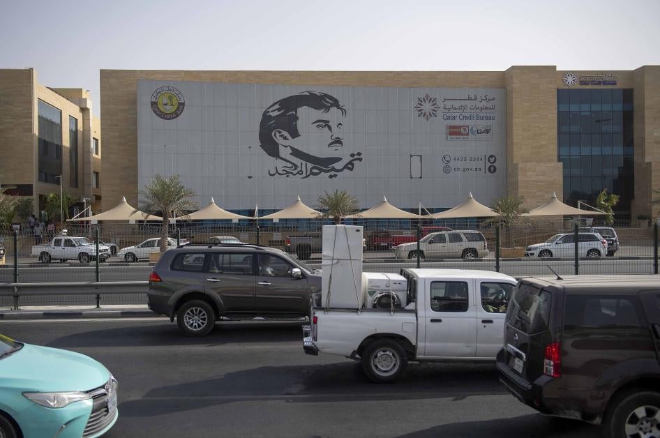 صورة لأمير قطر الشيخ تميم بن حمد آل ثاني على مبنى في الدوحة، قطر.