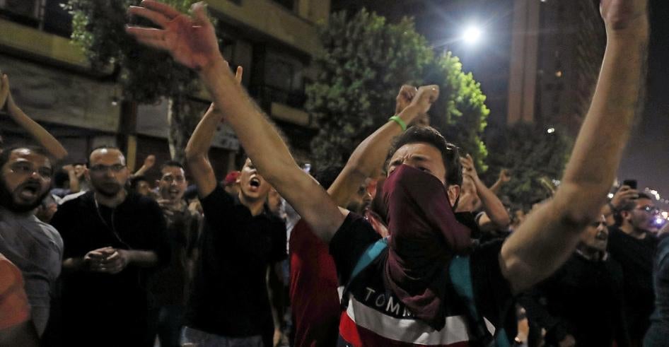 Des manifestants scandent des slogans lors d’un rassemblement dans le centre du Caire, en Égypte, le 21 septembre 2019.