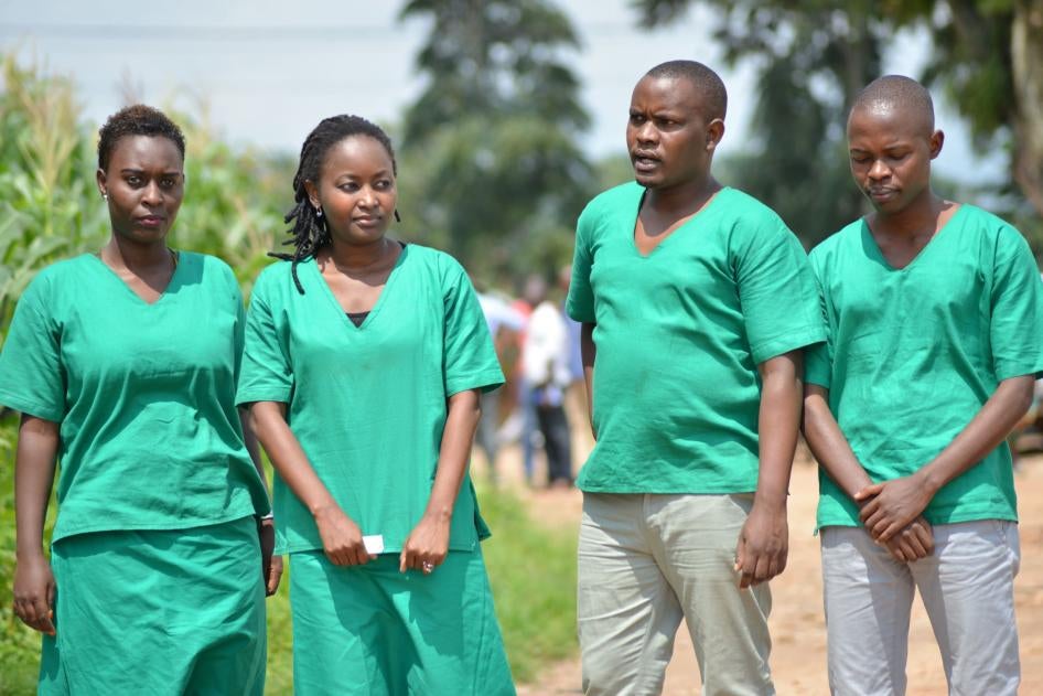 Quatre journalistes burundais travaillant pour le média indépendant Iwacu – Christine Kamikazi, Agnès Ndirubusa, Térence Mpozenzi et Égide Harerimana – photographiés suite à leur arrestation, en octobre 2019, lors d'un reportage effectué dans la province 