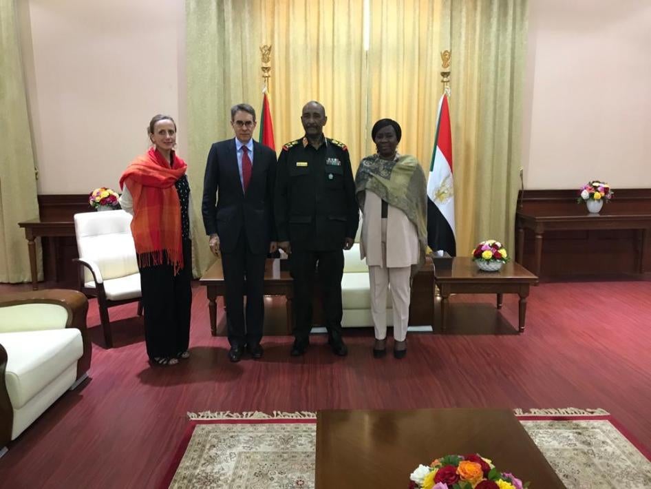   اجتمع وفد "هيومن رايتس ووتش" مع رئيس "المجلس السيادي" السوداني عبد الفتاح البرهان في الخرطوم، 11 فبراير/شباط 2020.