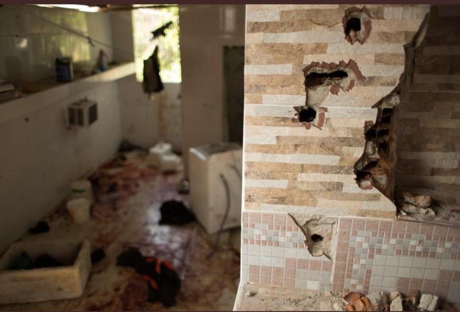 Buracos de bala na parede e sangue no chão de uma casa na comunidade do Fallet, no Rio de Janeiro, depois que a polícia matou nove homens no local, em 8 de fevereiro de 2019