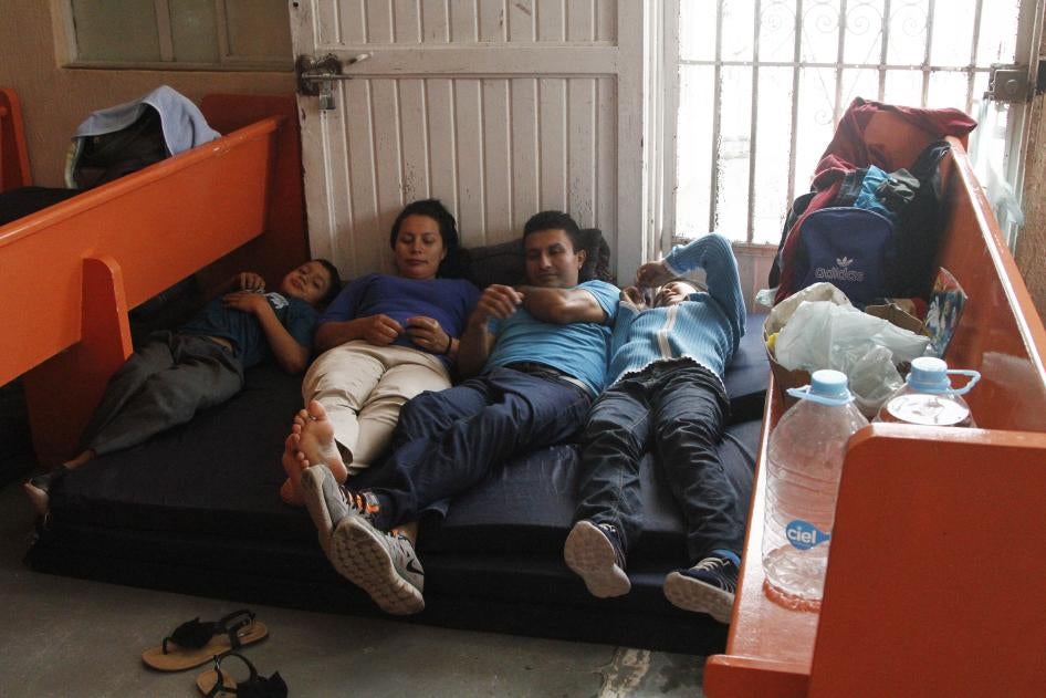 Mientras espera a que su caso de asilo se resuelva en un tribunal de inmigración de Estados Unidos, una familia salvadoreña pasa sus días en el refugio para migrantes Buen Pastor en Ciudad Juárez (México), junio de 2019.