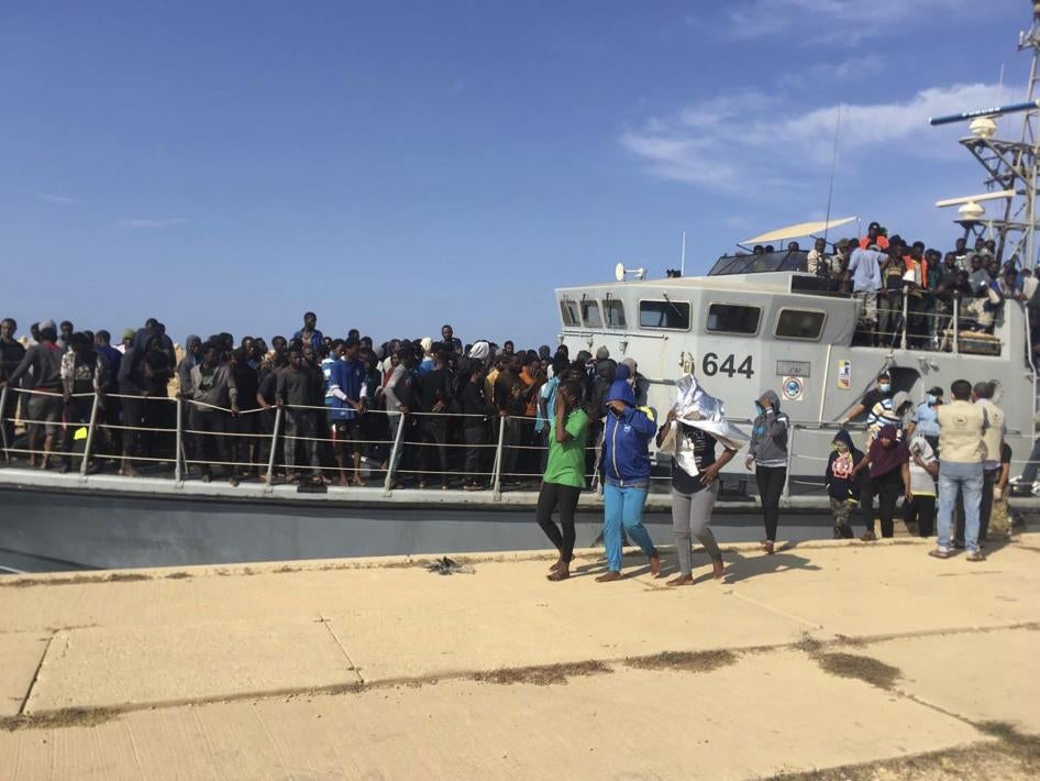 Foto rilasciata dalla Guardia Costiera libica che mostra persone che sbarcano in Libia dopo essere state intercettate a largo, il 24 giugno 2018.