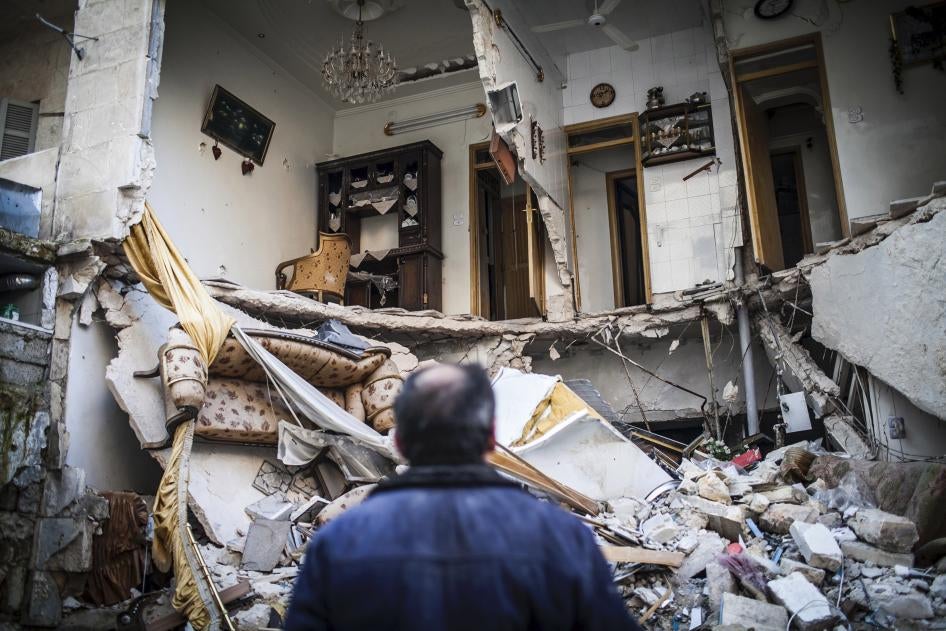 Un civil regarde sa maison détruite à Alep (syrie), le 3 janvier 2013. © 2013 AP Photo/Andoni Lubaki