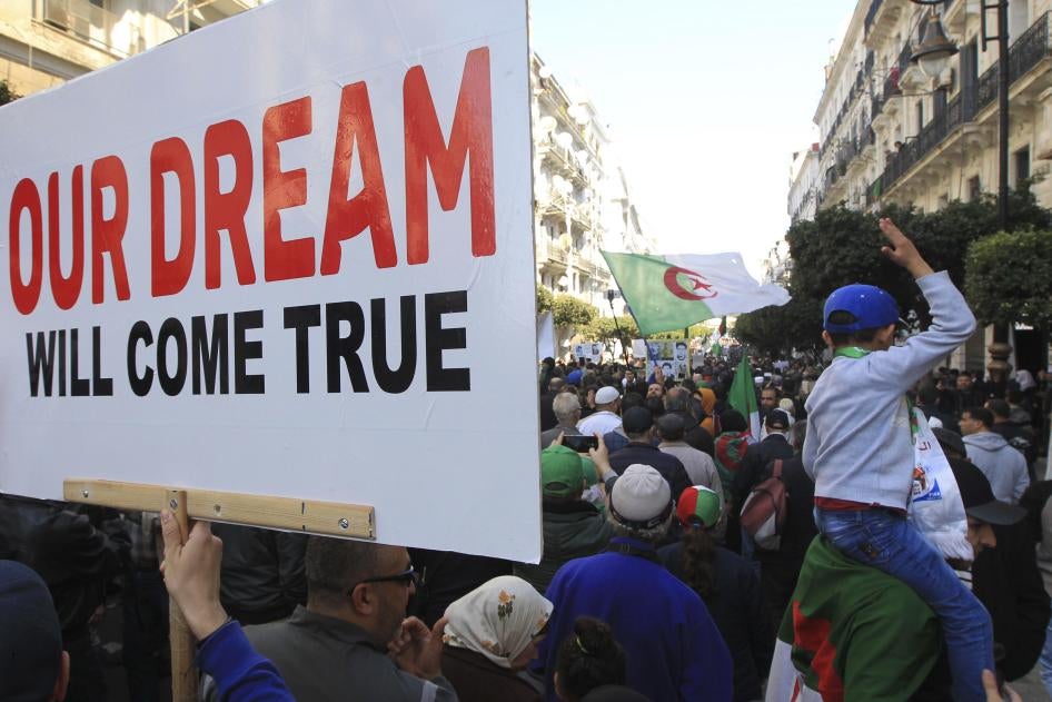 Des Algériens manifestent pour protester contre le gouvernement, à Alger, le vendredi 3 janvier 2020.  