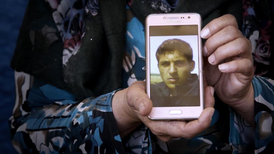 La mère d’un jeune homme syrien, prénommé Ayman, montre sa photo. Il a « disparu » en août 2014 dans la région de Raqqa, que contrôlait alors l’Etat islamique.