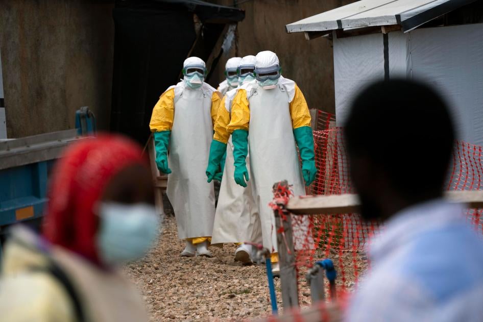 Des travailleurs de la santé en tenue de protection commencent leur service dans un centre de traitement du virus Ebola à Beni, en République démocratique du Congo, le 16 juillet 2019.