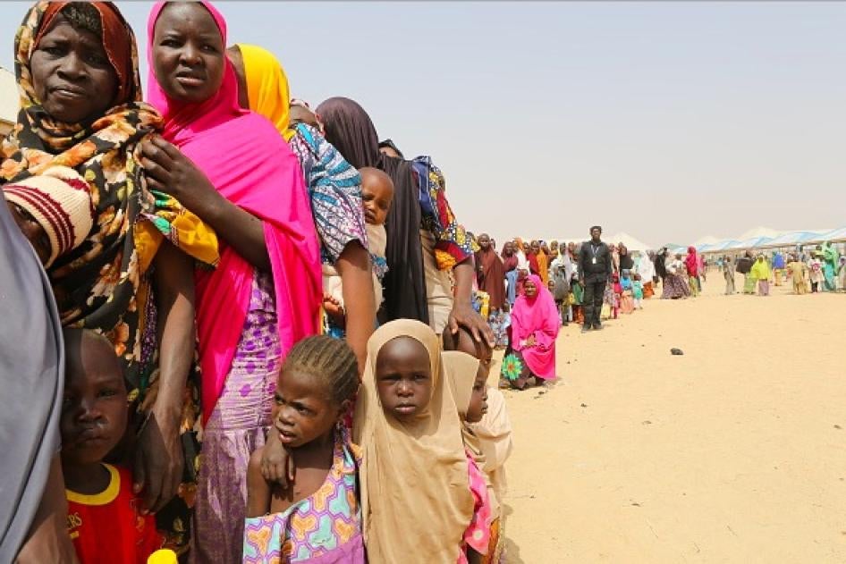 Des femmes nigérianes font la queue avec leurs enfants afin de recevoir de la nourriture distribuée par l’organisation humanitaire  International Medical Corps à Maiduguri, dans l'État de Borno (nord-est du Nigeria), le 29 janvier 2018. Cette région a été