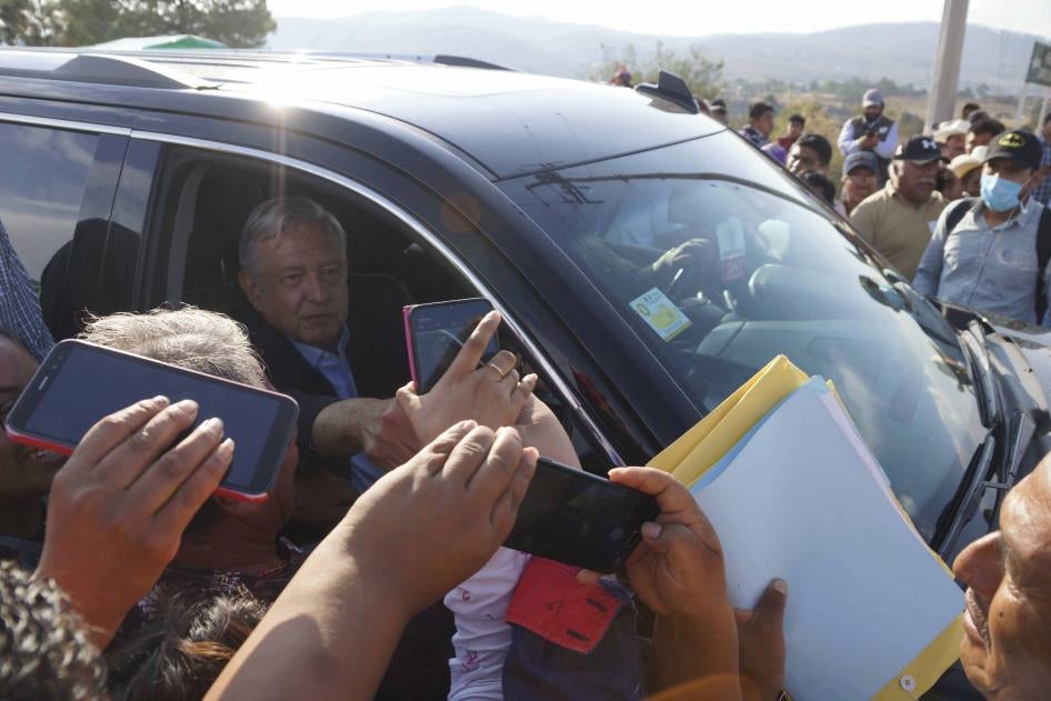 El presidente mexicano, Andrés Manuel López Obrador, durante su visita al Hospital Rural del municipio de Tlaxiaco, el viernes 20 de marzo de 2020.