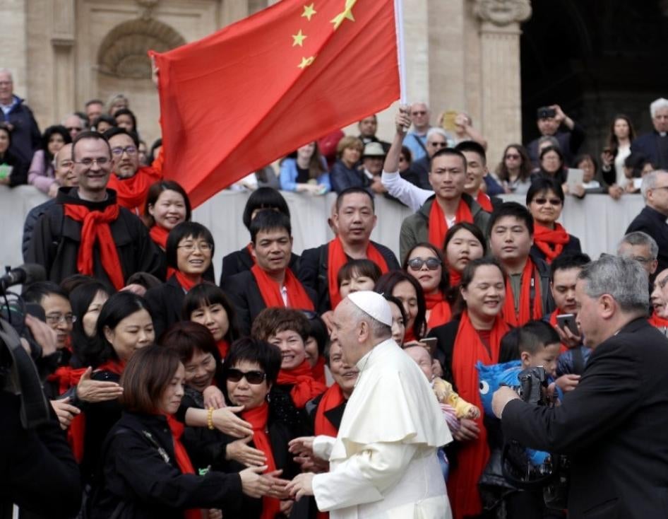 教宗方济各在圣伯多禄广场的每周例行接见活动尾声与一群中国信友会面，梵蒂冈，2018年4月18日。