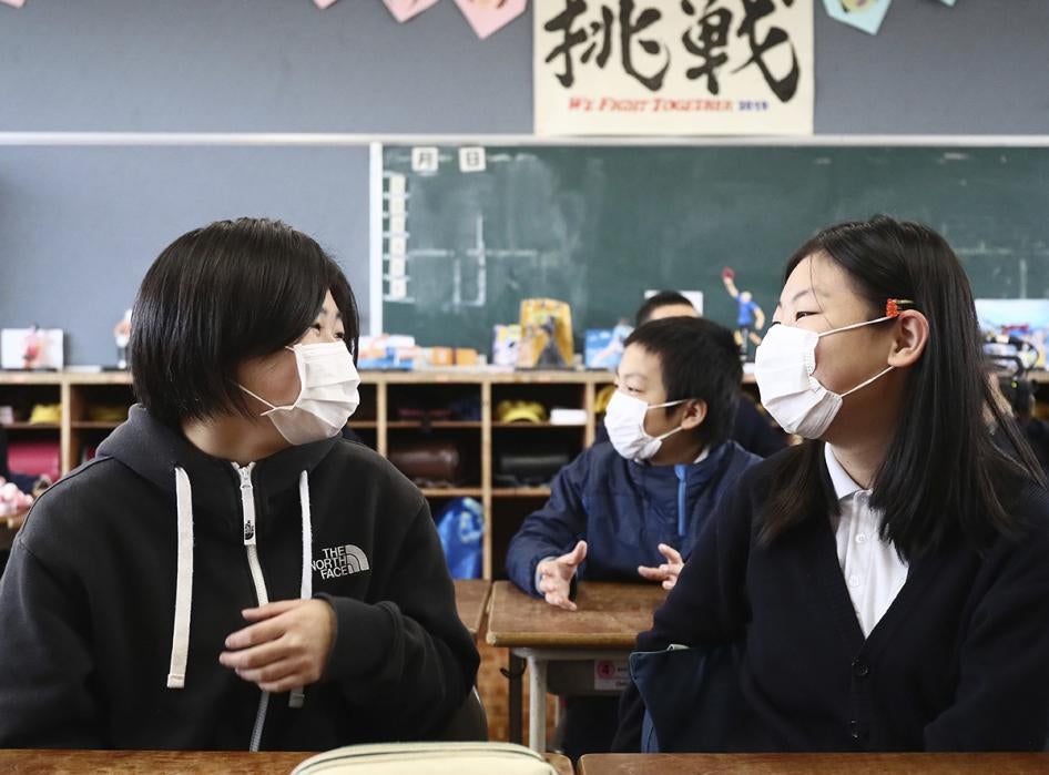 Des élèves japonais portent des masques dans une école à Mashiki (préfecture de Kumamoto), le 15 mars 2020, peu avant l’annulation des cours en raison du coronavirus et des risques liés au COVID-19. 