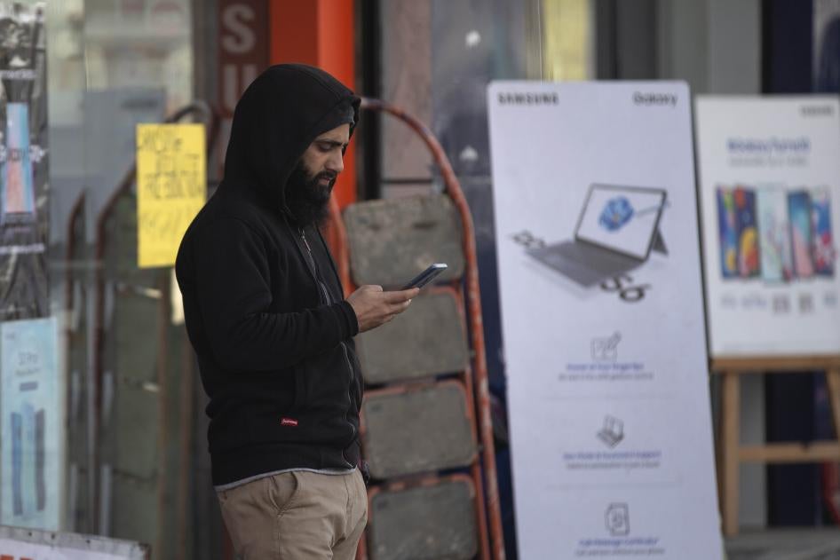 男子在斯里那加（Srinagar）街头滑手机，印控喀什米尔，2020年1月30日。