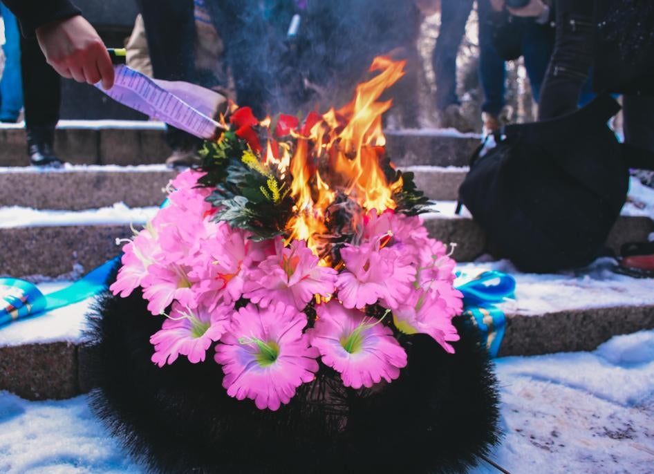 Символическое сожжение похоронного венка во время женского марша 8 марта в Алматы, Казахстан.