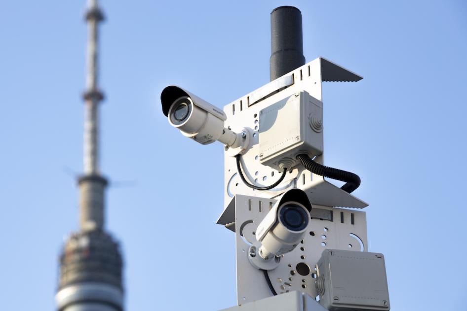 Две камеры наблюдения на одной из улиц Москвы.