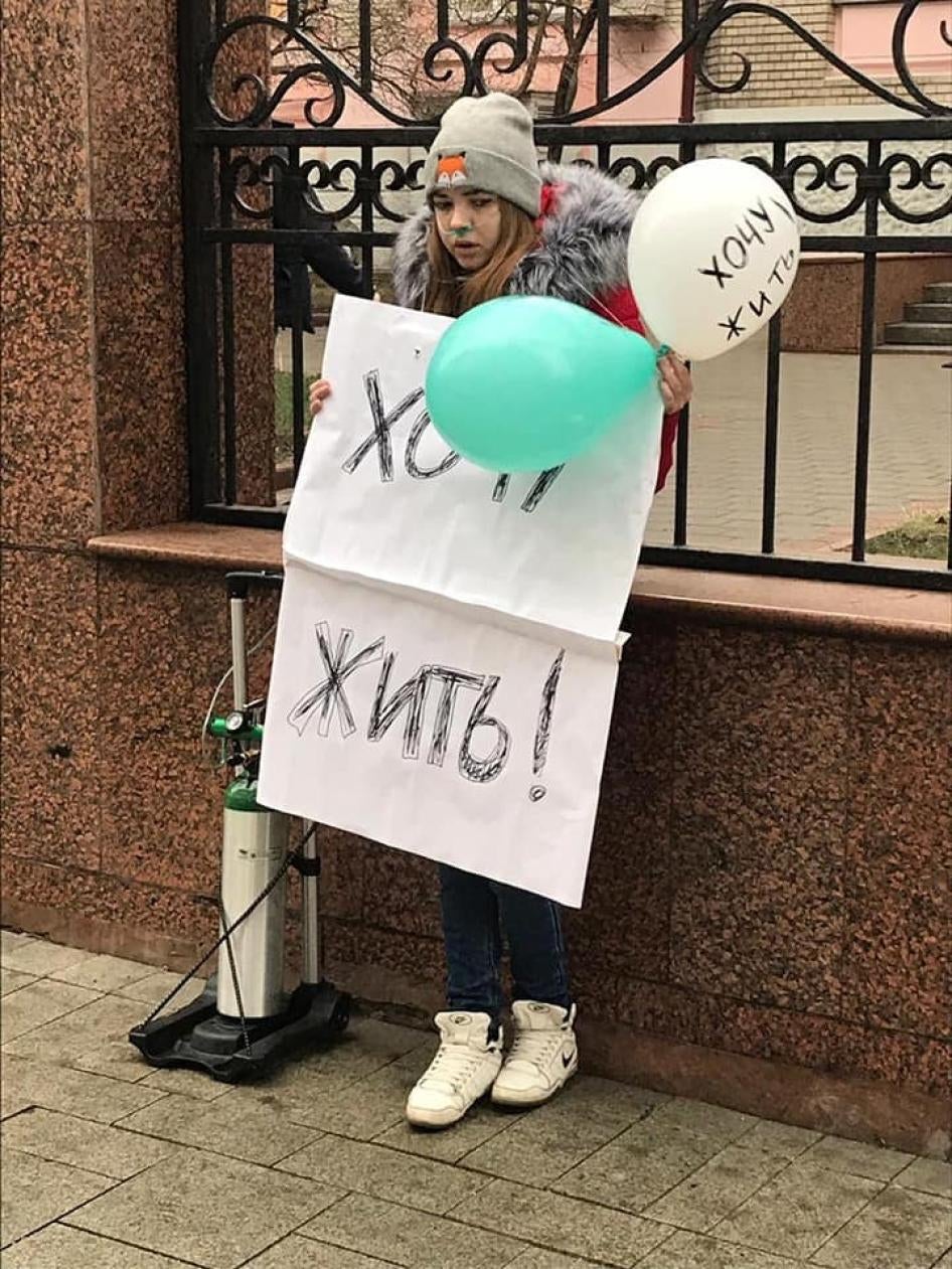 23-летняя Дарья Семенова на одиночном пикете у здания Минздрава России, держа в руках табличку с надписью "Я хочу жить", 29 ноября 2019 года.