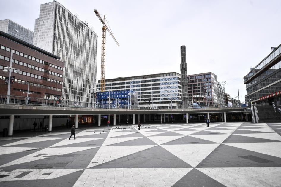 La place Sergel's Torg dans le centre de Stockholm, normalement pleine de monde, était déserte le 23 mars 2020 en raison des mesures de confinement prises pour endiguer la propagation du coronavirus en Suède.