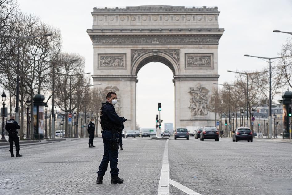 COVID-19관련 감금 첫날, 아크 드 트라이엄페 인근 경찰 순찰. 파리, 프랑스, 2020년 3월 17일.