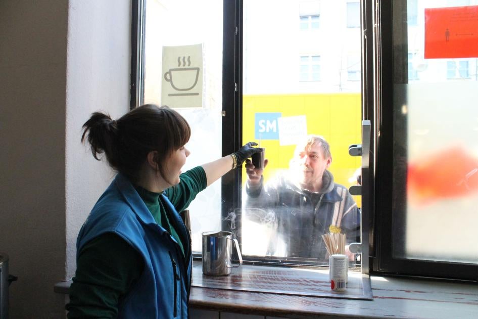 Heiße Getränke für Obdachlose: Eine Mitarbeiterin der Bahnhofsmission gibt warme Getränke aus, Berlin, Deutschland