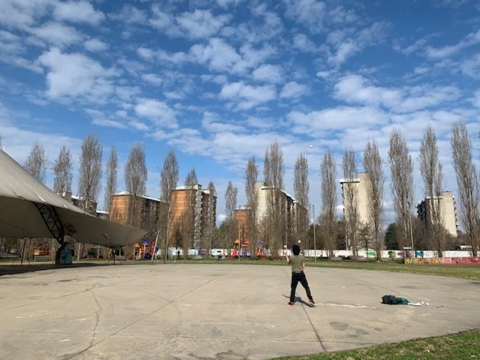 Одинокий жонглер в безлюдном миланском парке. По условиям карантина, итальянцам разрешено заниматься на открытом воздухе в одиночку. 15 марта 2020 г. 