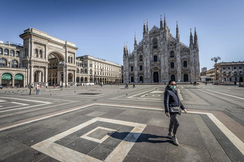 Kaum Menschen in den Straβen und geschlossene Geschäfte prägen den Alltag während der Corona-Krise in Mailand, Italien. 11. März 2020.