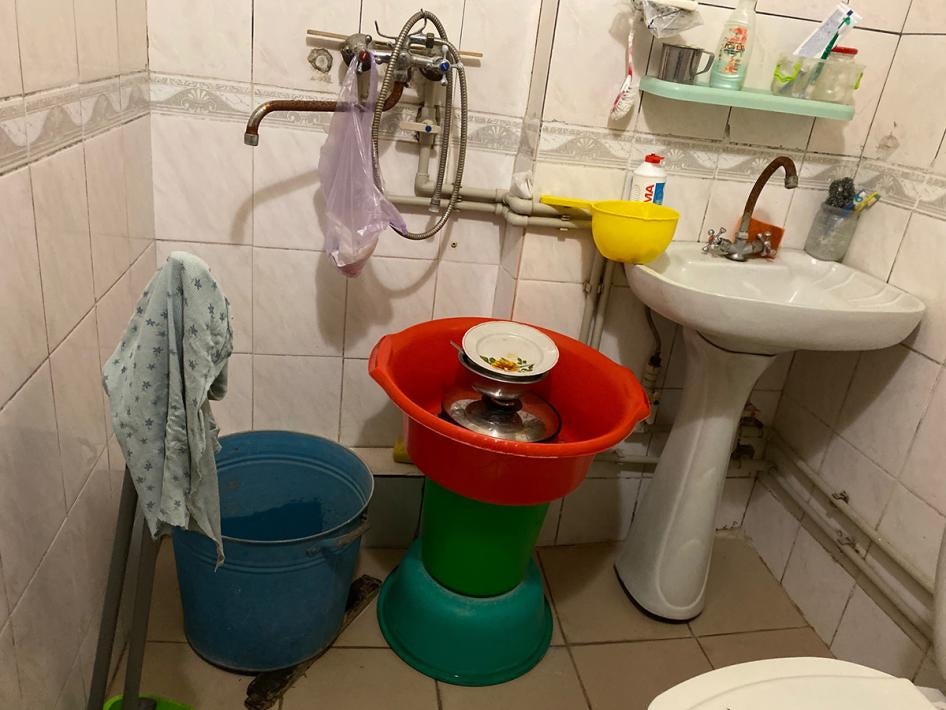 Туалет в одной из комнат в «Святых Горах». У многих туалетов узкие двери или высокий порог, и колясочники не могут пользоваться ими.