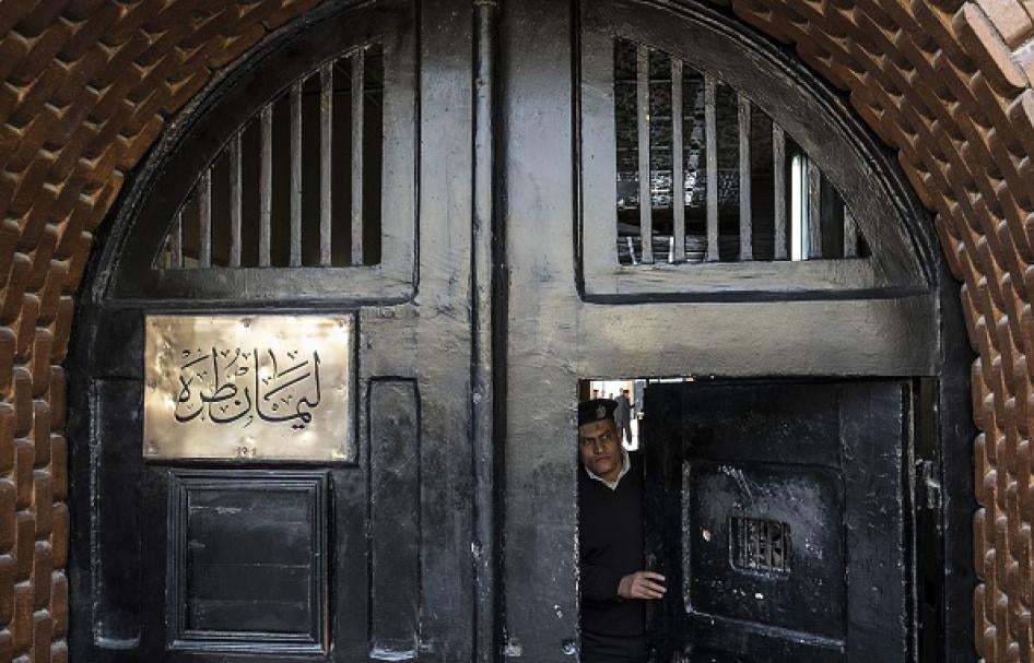 شرطي مصري يقف عند مدخل سجن طرة في العاصمة المصرية القاهرة. 