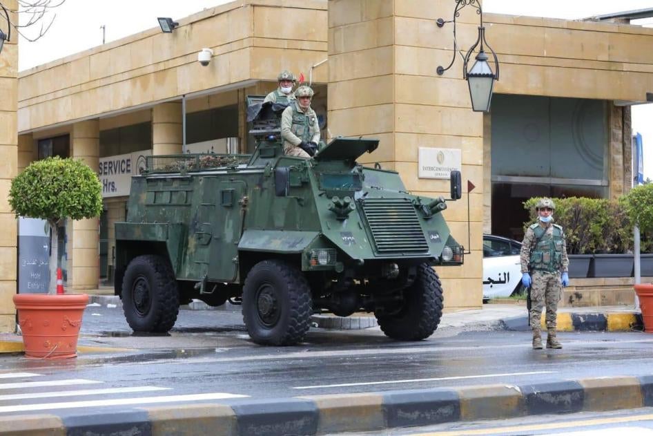 جنود من القوات المسلحة الأردنية يحرسون فندقا مخصصا للحجر الصحي في عمّان، الأردن. 18 مارس/آذار 2020. 