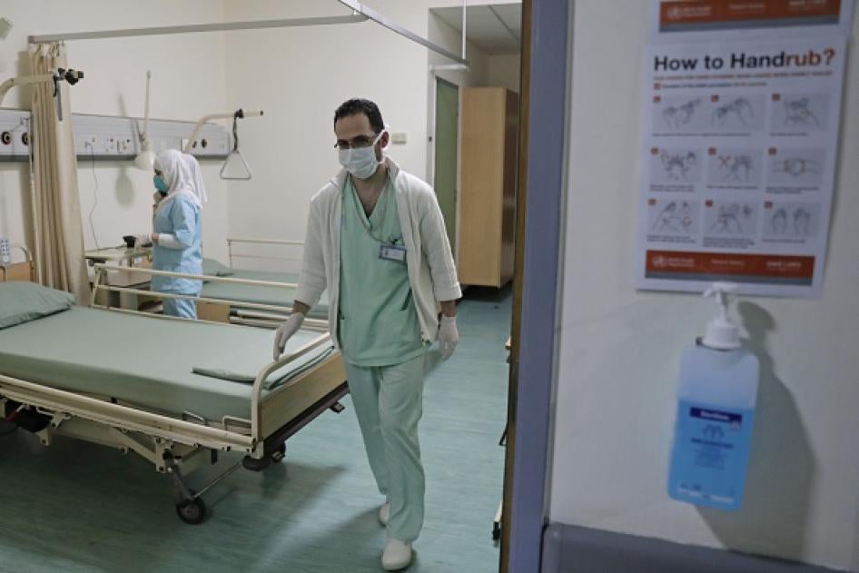 Deux membres du personnel de l'Hôpital universitaire Rafic Hariri, dans la banlieue sud de Beyrouth, photographiés le 22 février 2020. C’est dans cet hôpital qu’a été traité le premier cas de coronavirus décelé au Liban
