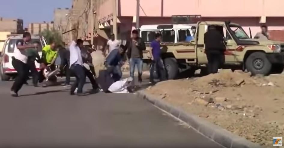 صورة مقتطفة من فيديو يظهر رجال شرطة يعتدون على ناشطين في السمارة، الصحراء الغربية، يوم 7 يونيو 2019