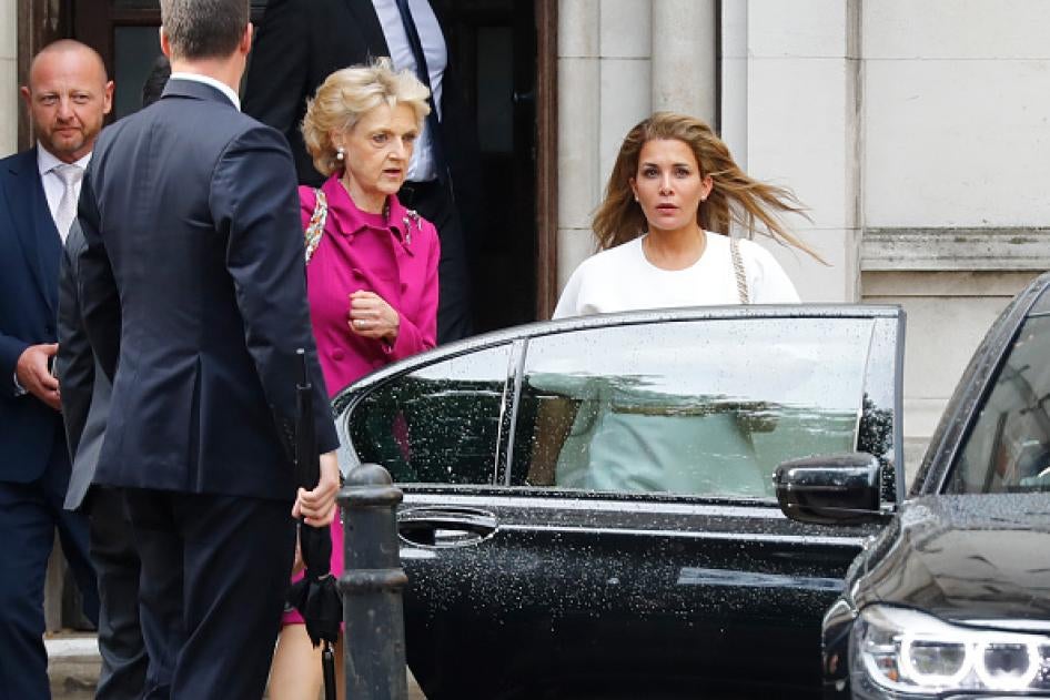 الأميرة هيا بنت الحسين تغادر المحكمة العليا في لندن مع محاميتها فيونا شاكلتون في 30 يوليو/تموز 2019.